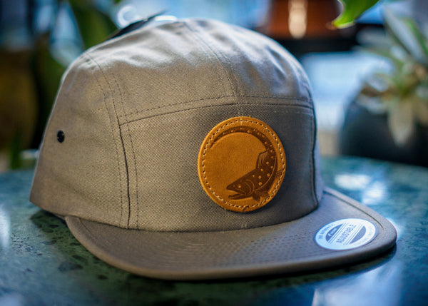 Nokamüts jõeforelliga (5-panel)